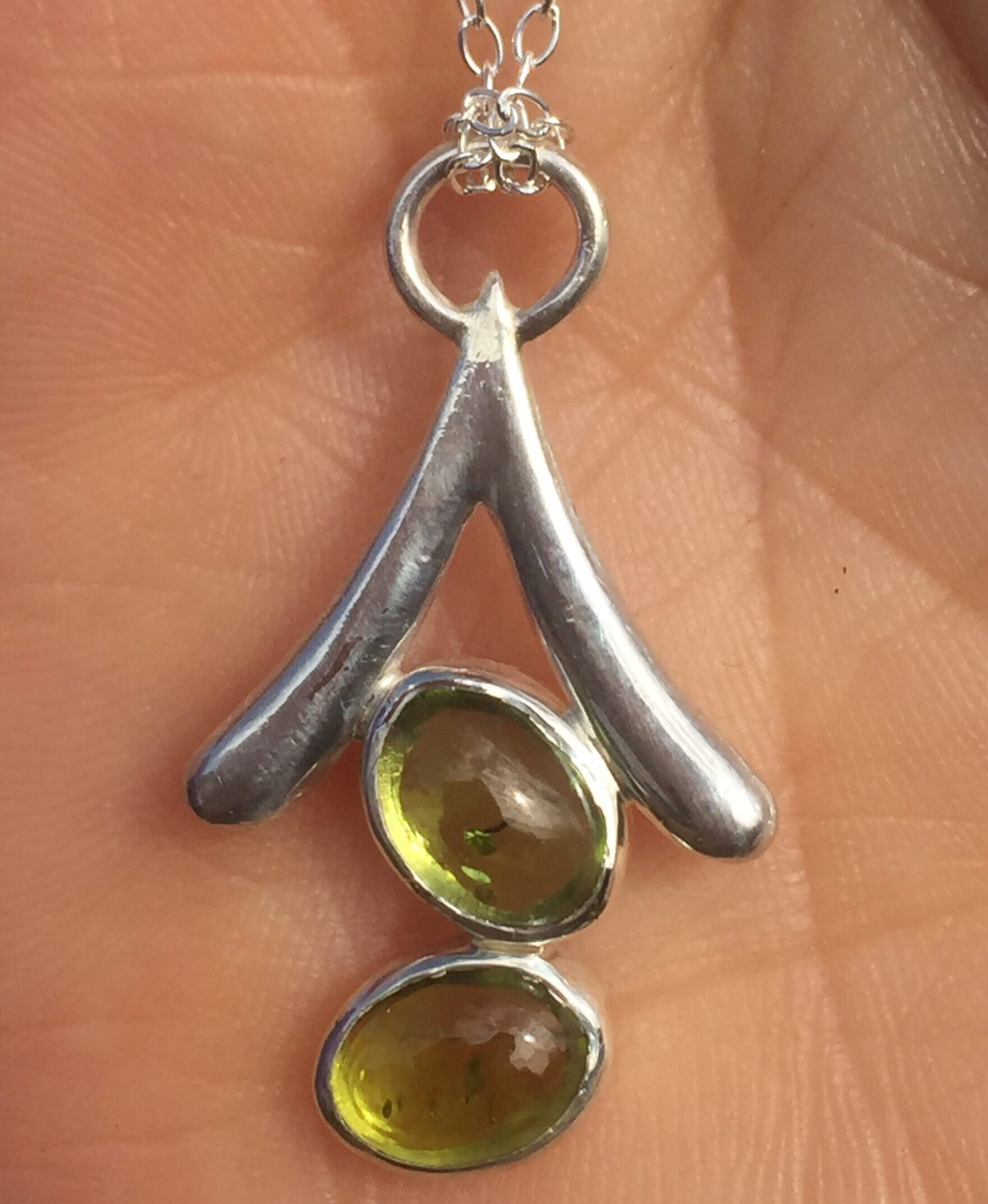 Qi Thalle pendentif argent sculpté, péridots. bijou d'art contemporain, pièce originale et unqiue créée par Sandrine Toupart