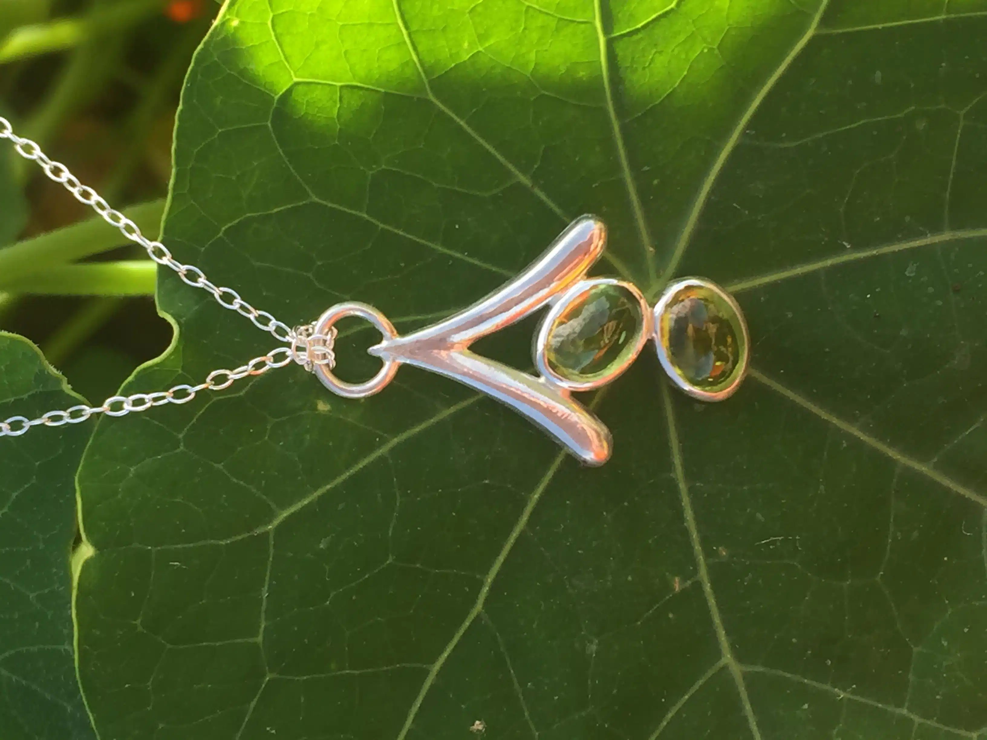 Qi Thalle pendentif argent sculpté, péridots. bijou d'art contemporain, pièce originale et unqiue créée par Sandrine Toupart