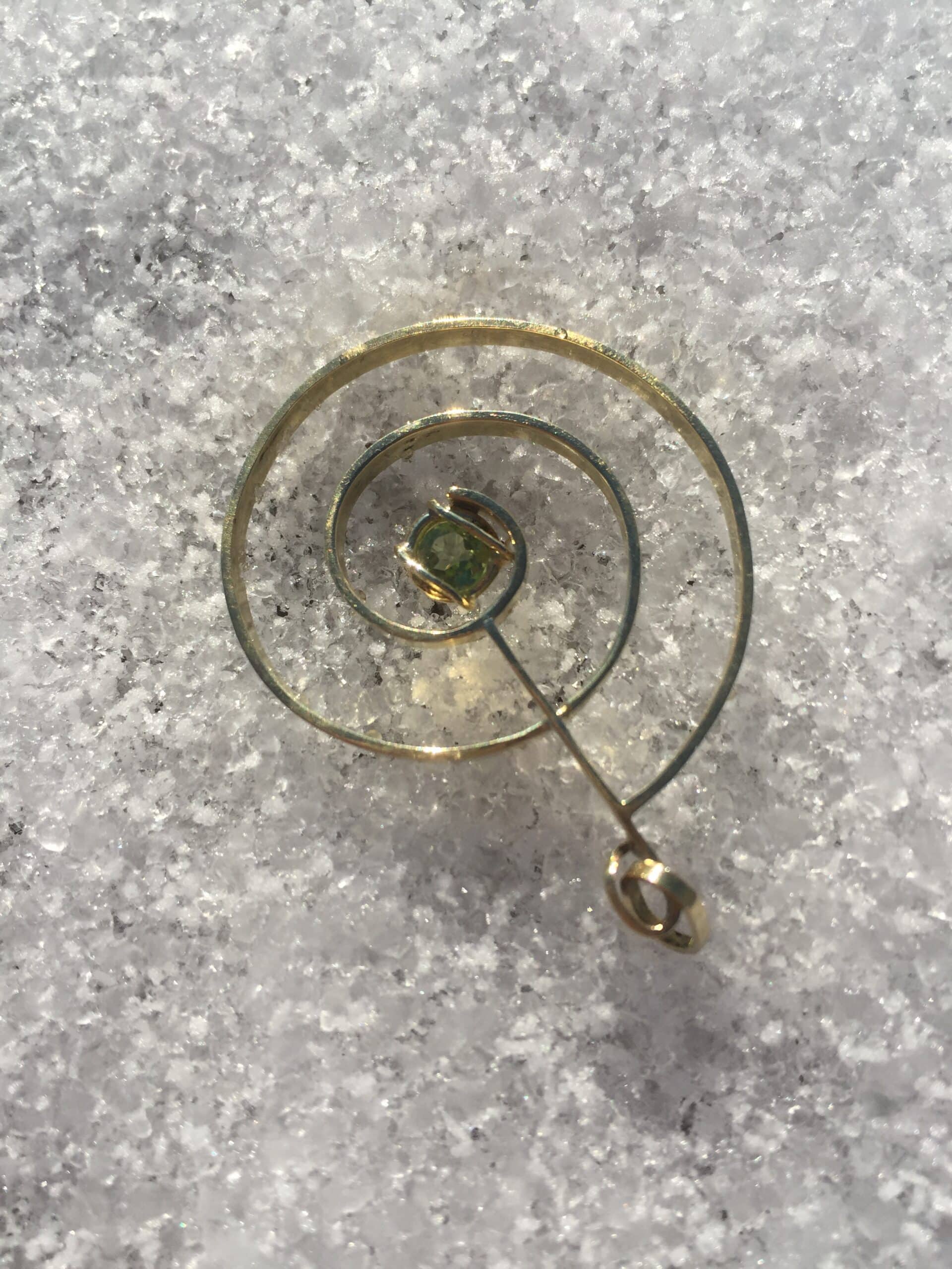 Phympho-sidéral, pendentif bijou laiton, péridot en spirale, création originale, art contemporain, Sandrine Toupart