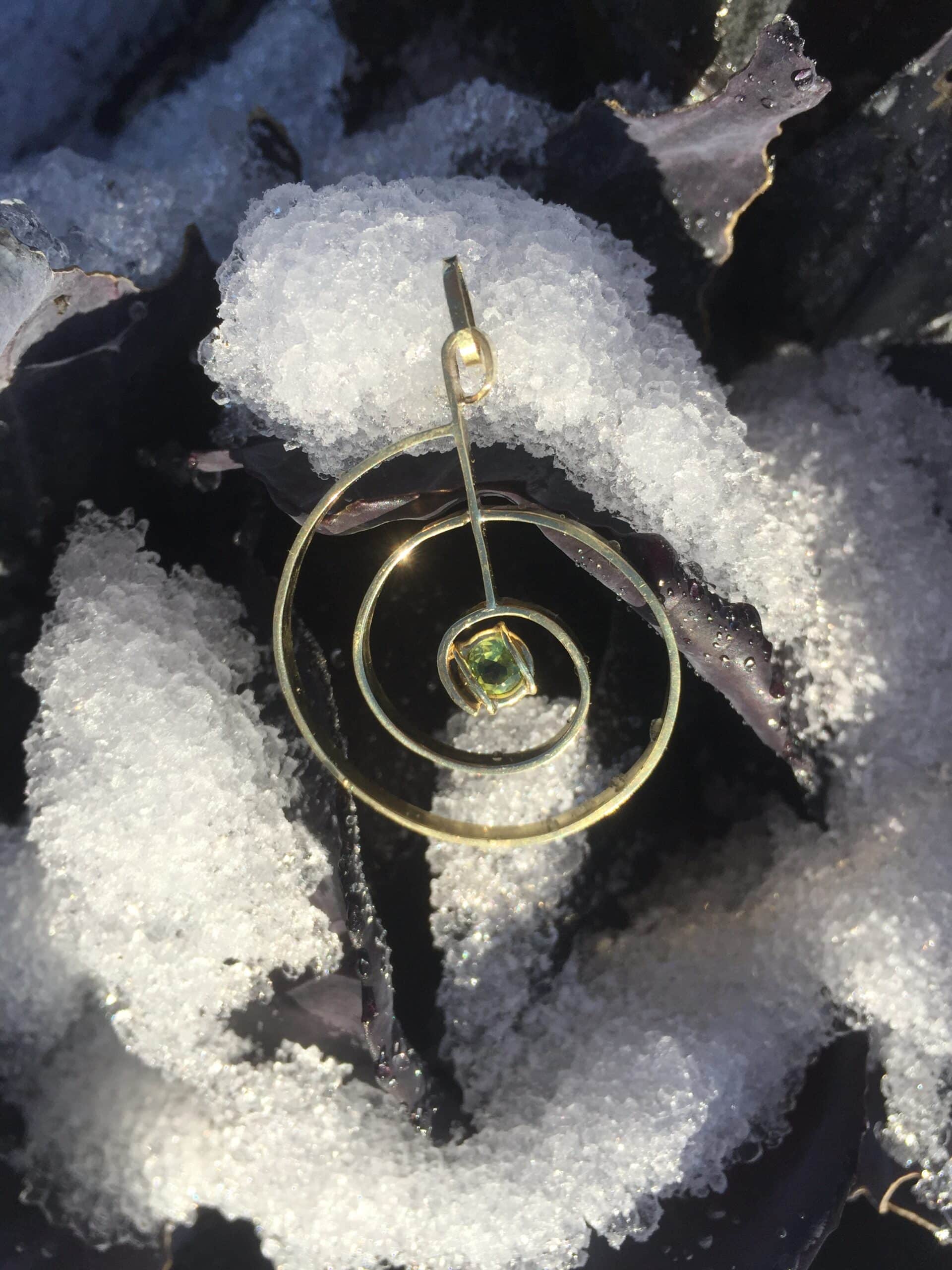 Phympho-sidéral, pendentif bijou laiton, péridot en spirale, création originale, art contemporain, Sandrine Toupart