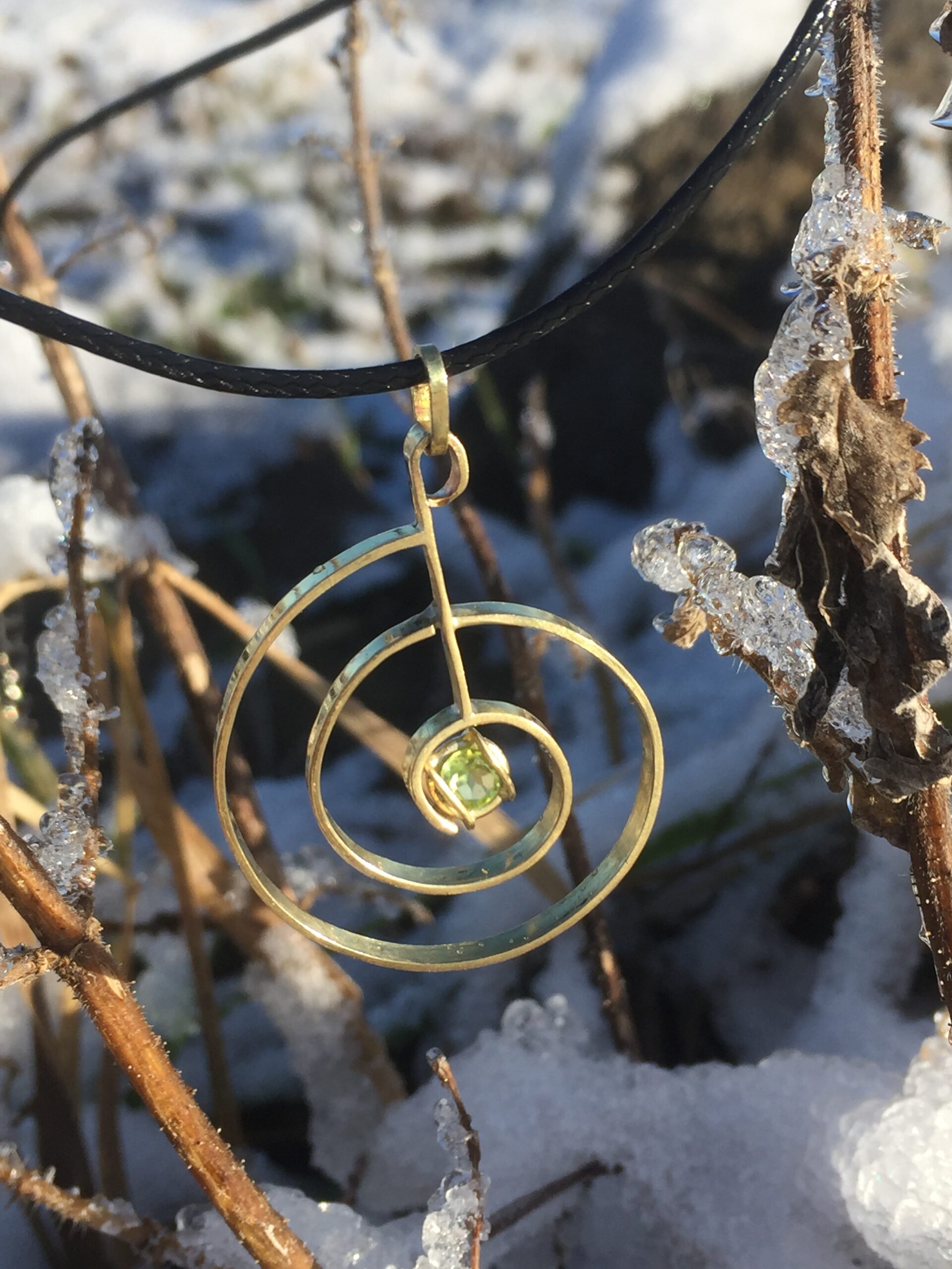 Phympho-sidéral, pendentif bijou laiton, péridot en spirale, création originale, art contemporain, Sandrine Toupart