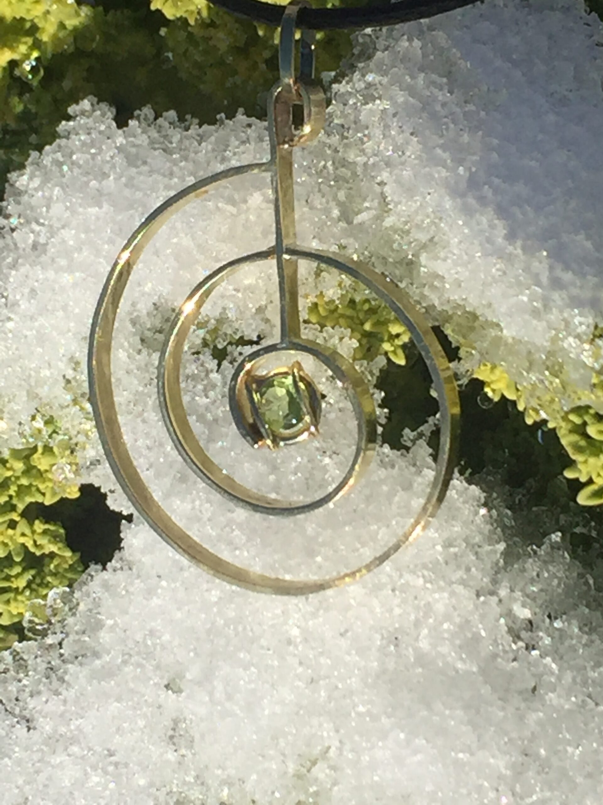Phympho-sidéral, pendentif bijou laiton, péridot en spirale, création originale, art contemporain, Sandrine Toupart