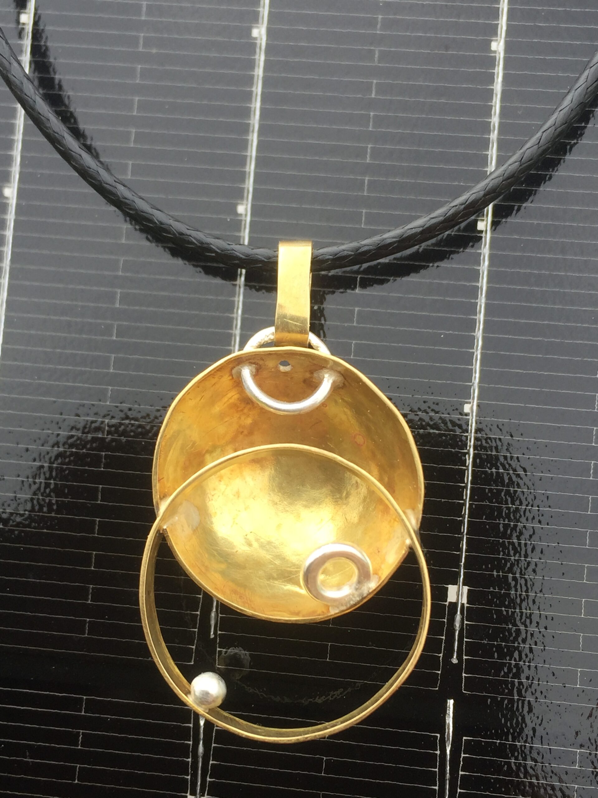 Astra Ligma, pendentif argent et laiton, creation originale et unique art contemporain par Sandrine Toupart