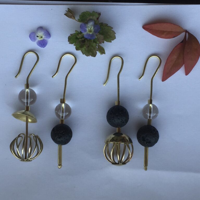 Akène toi-même, 2 paires de boucles d'oreille asymétriques en fil de laiton, perles de lave et cristal de roche. Création bijou originale et unique. Art contemporain par Sandrine Toupart. les mini-paniers pour de mini-cueillettes