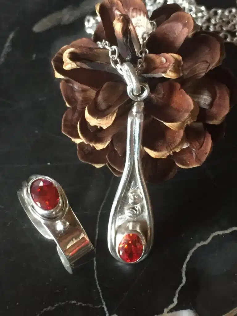 Zarkun, pendentif et bague, argent massif et oxyde de zirconium orangé-rouge, création originale et unique art contemporain sandrine toupart