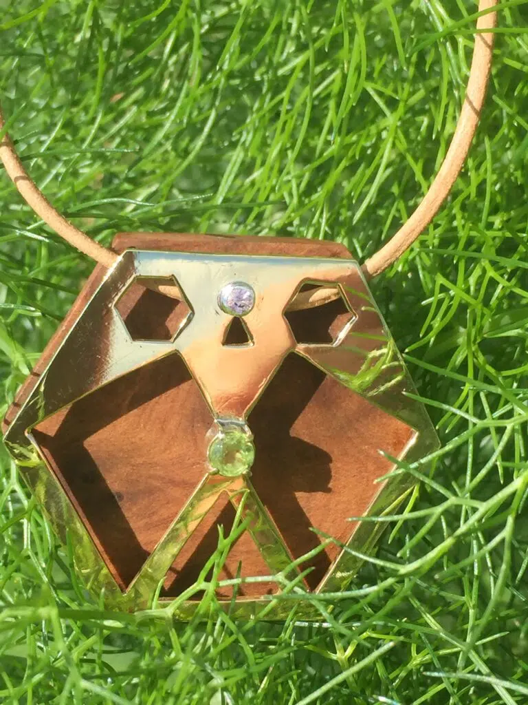 Fille du Levant, pendentif-précieux laiton, péridot, saphir rose, loupe de thuya, creation originale et unique art contemporain par Sandrine Toupart