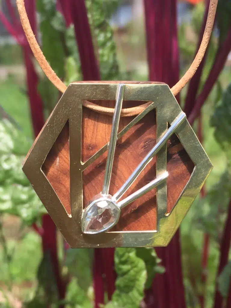 Fille du Zénith, pendentif-précieux laiton, argent, prasiolite-améthyste verte, loupe de thuya, creation originale et unique art contemporain par Sandrine Toupart
