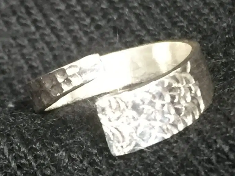 Alter Echo, bague en argent ciselé et martelé, création bijoux art contemporain, sandrine Toupart