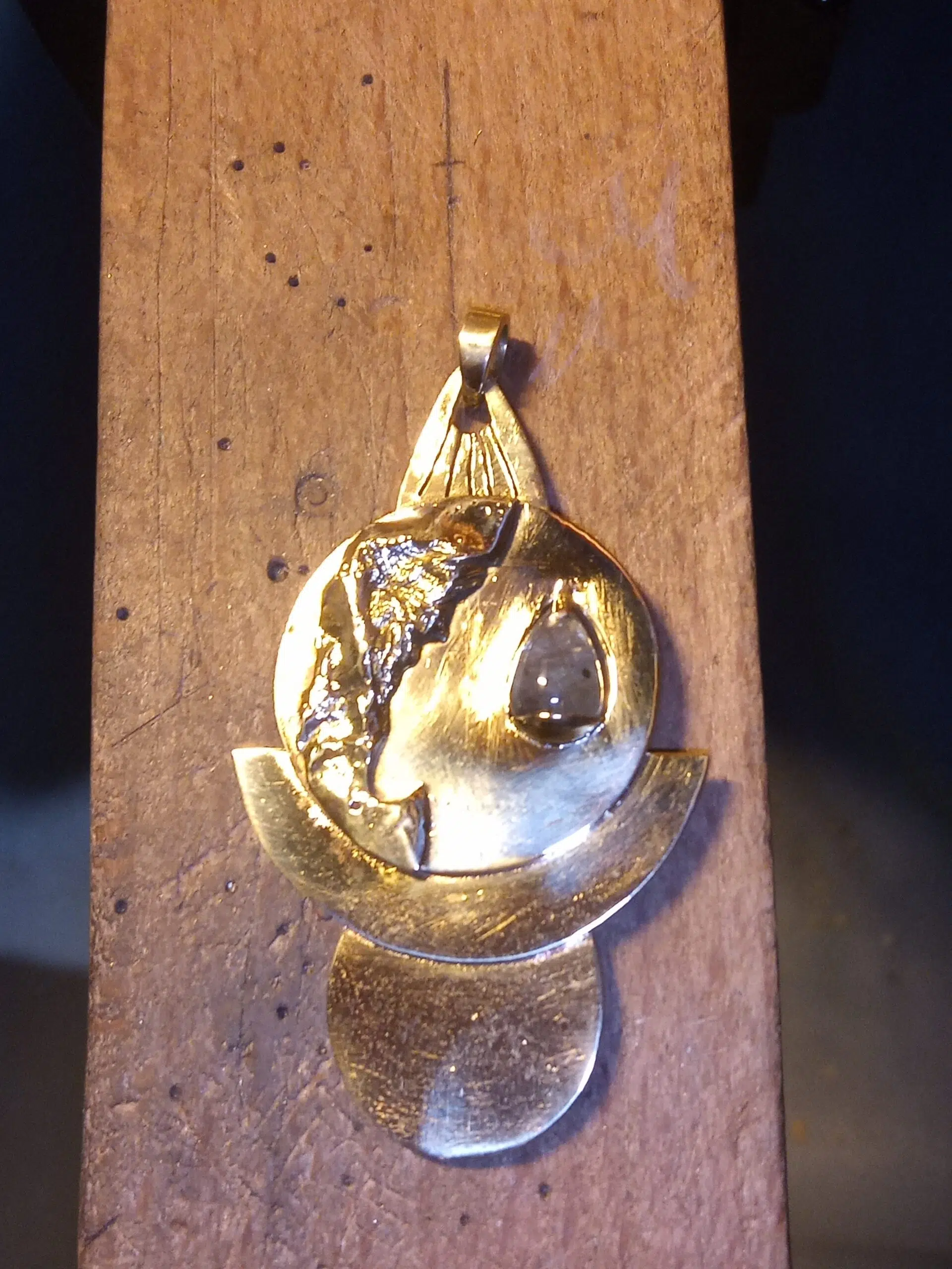 Phympho-sidéral, pendentif bijou laiton, péridot en spirale, création originale, art contemporain, Sandrine Toupart