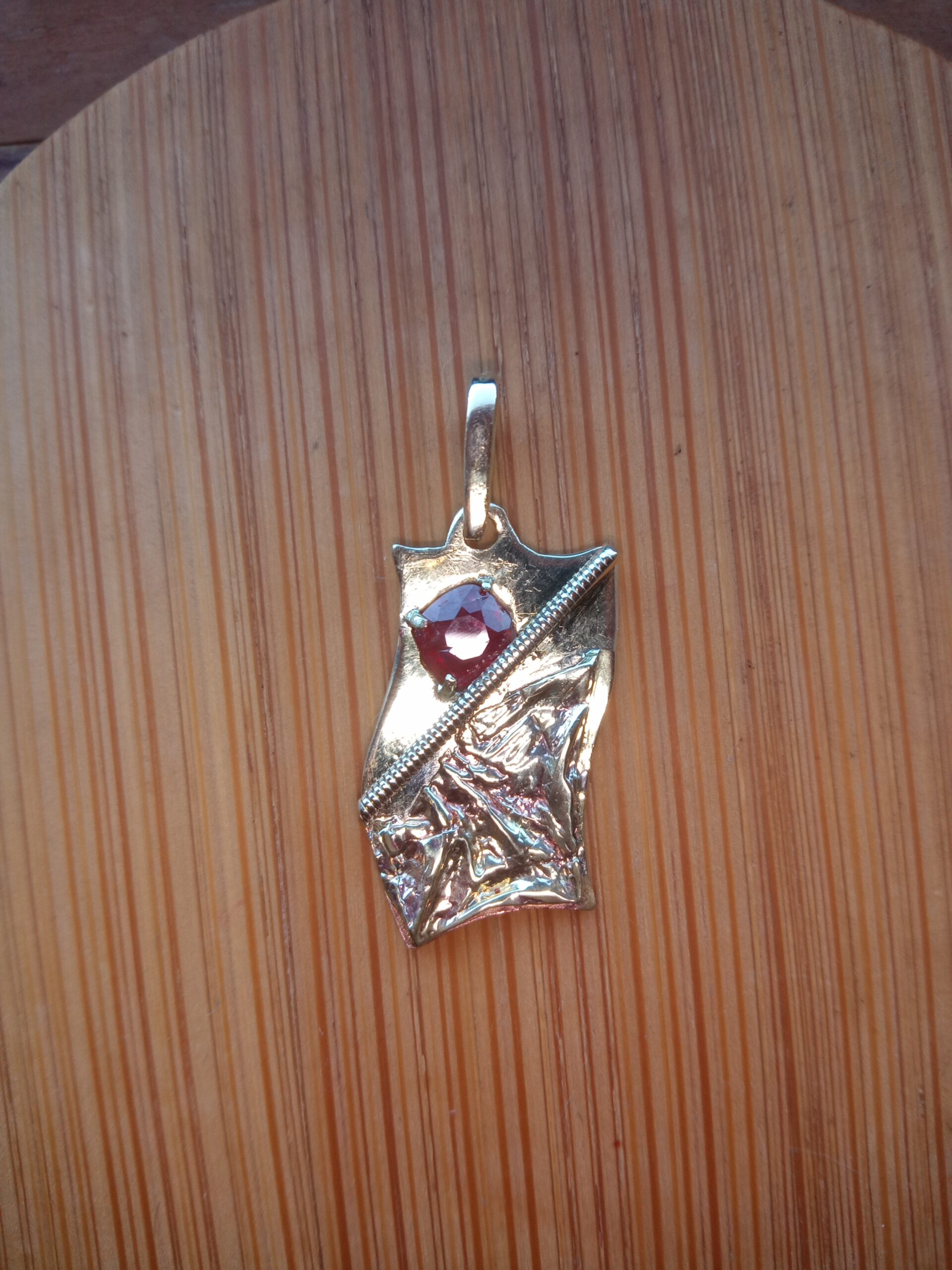 Phympho-sidéral, pendentif bijou laiton, péridot en spirale, création originale, art contemporain, Sandrine Toupart