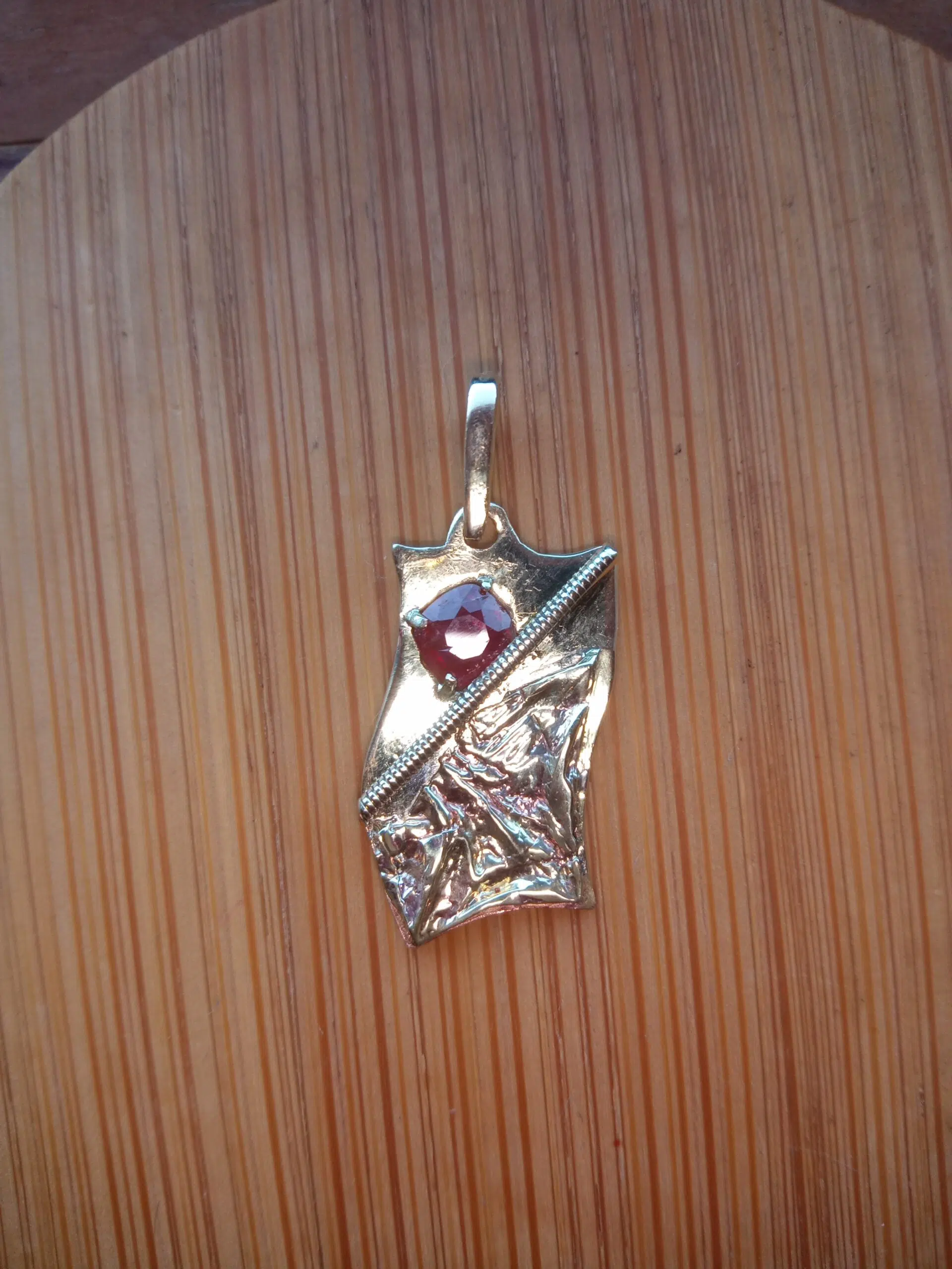 Phympho-sidéral, pendentif bijou laiton, péridot en spirale, création originale, art contemporain, Sandrine Toupart