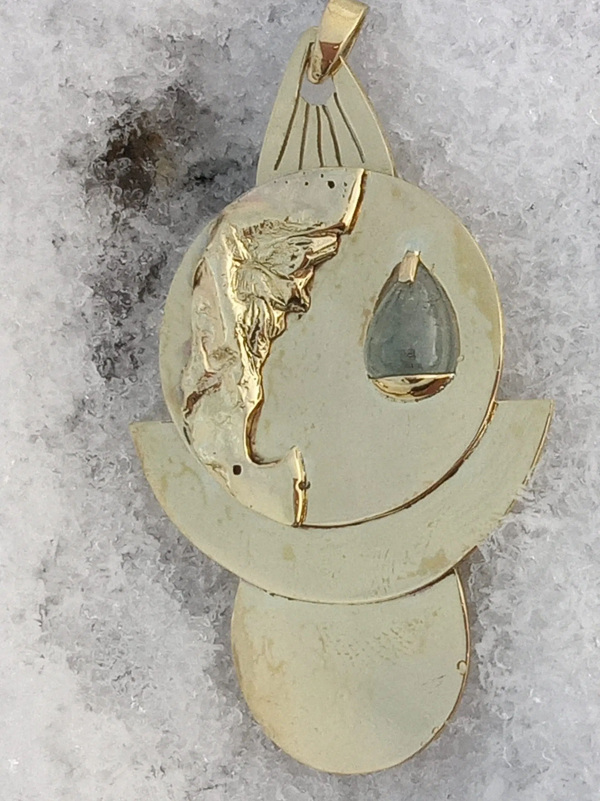 Phympho-sidéral, pendentif bijou laiton, péridot en spirale, création originale, art contemporain, Sandrine Toupart