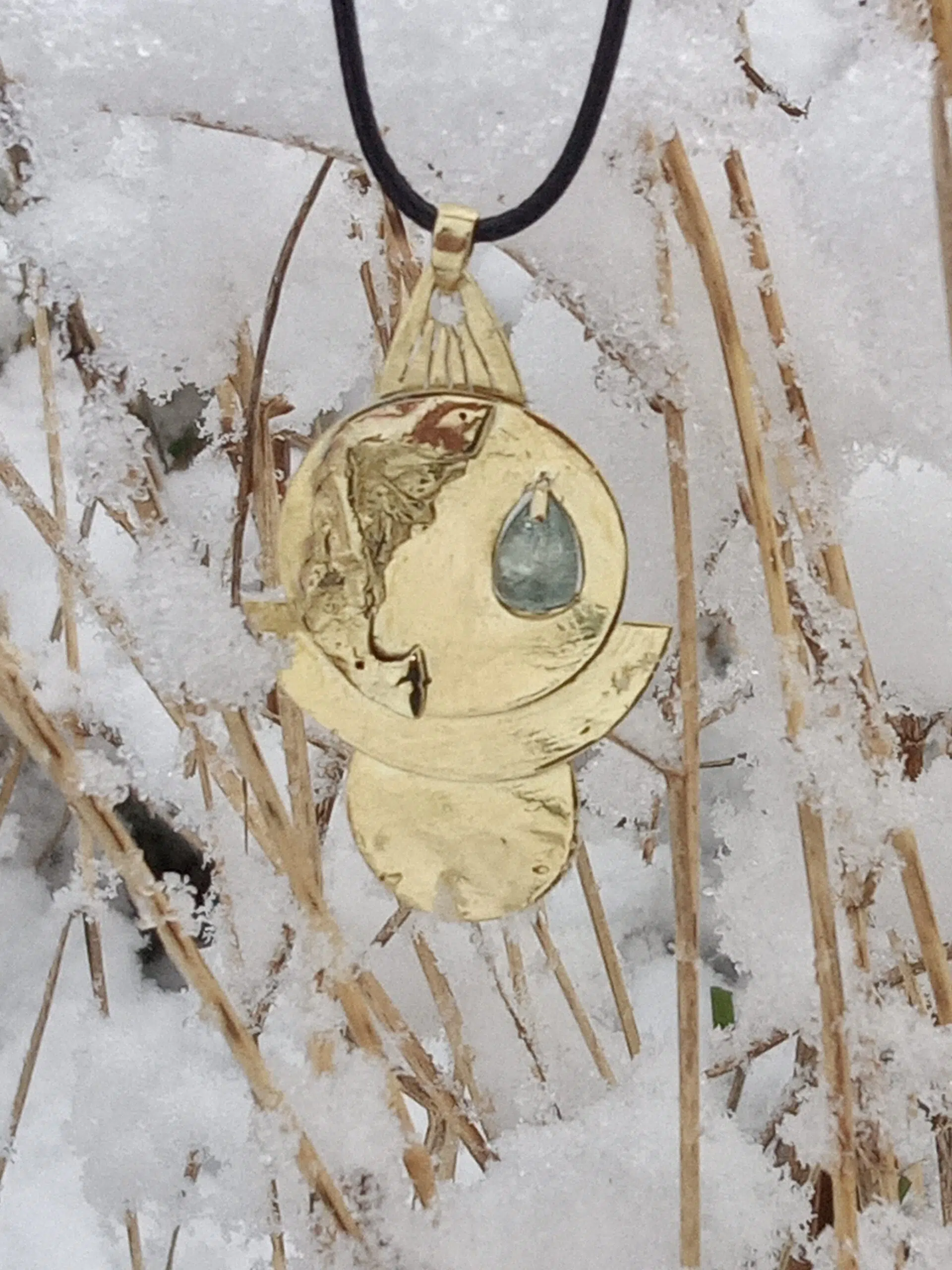 Phympho-sidéral, pendentif bijou laiton, péridot en spirale, création originale, art contemporain, Sandrine Toupart