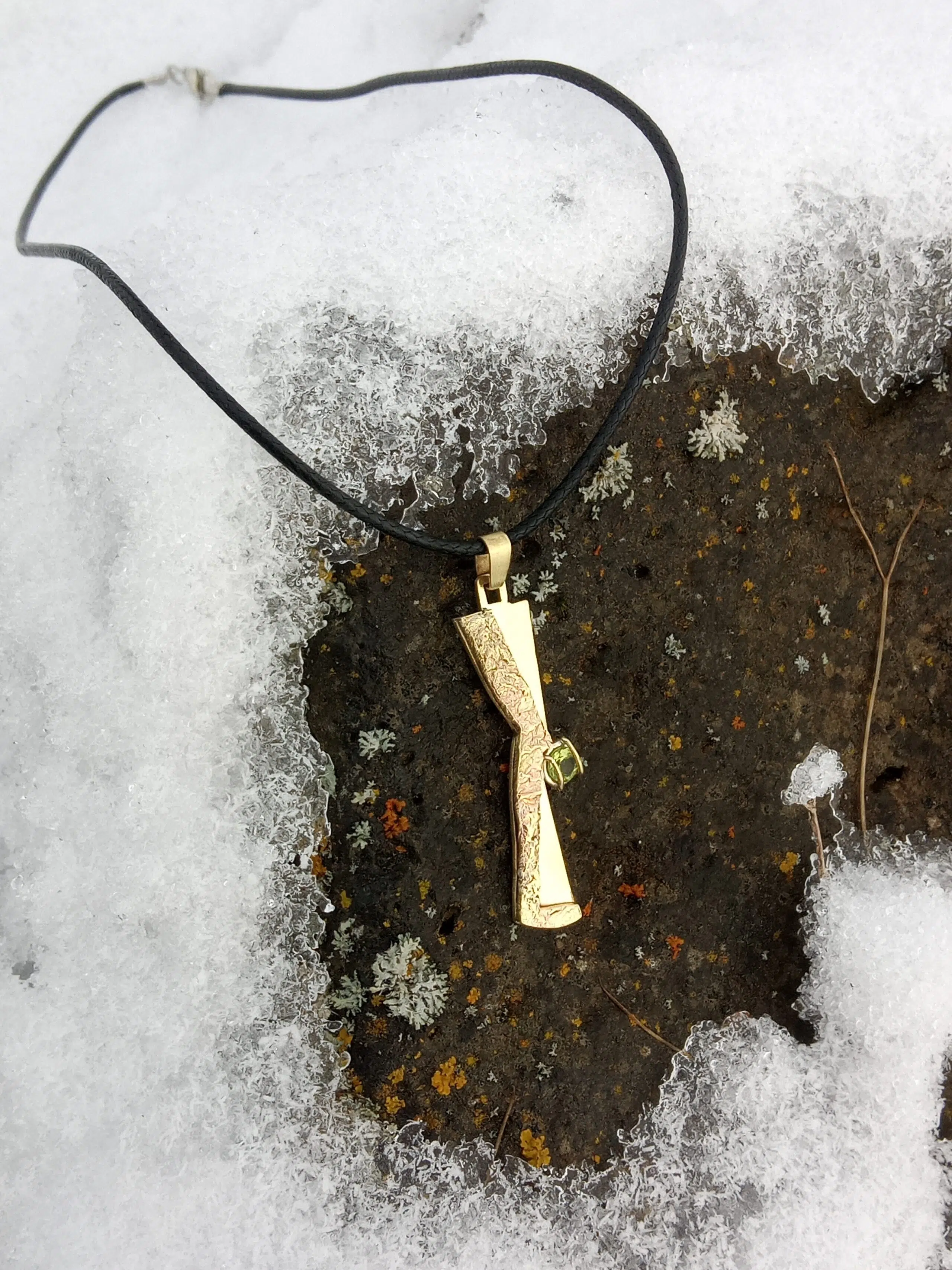 Phanéro-game pendentif laiton texturé, quartz rutile et péridot création originale bijou d'art contemporain par Sandrine Toupart