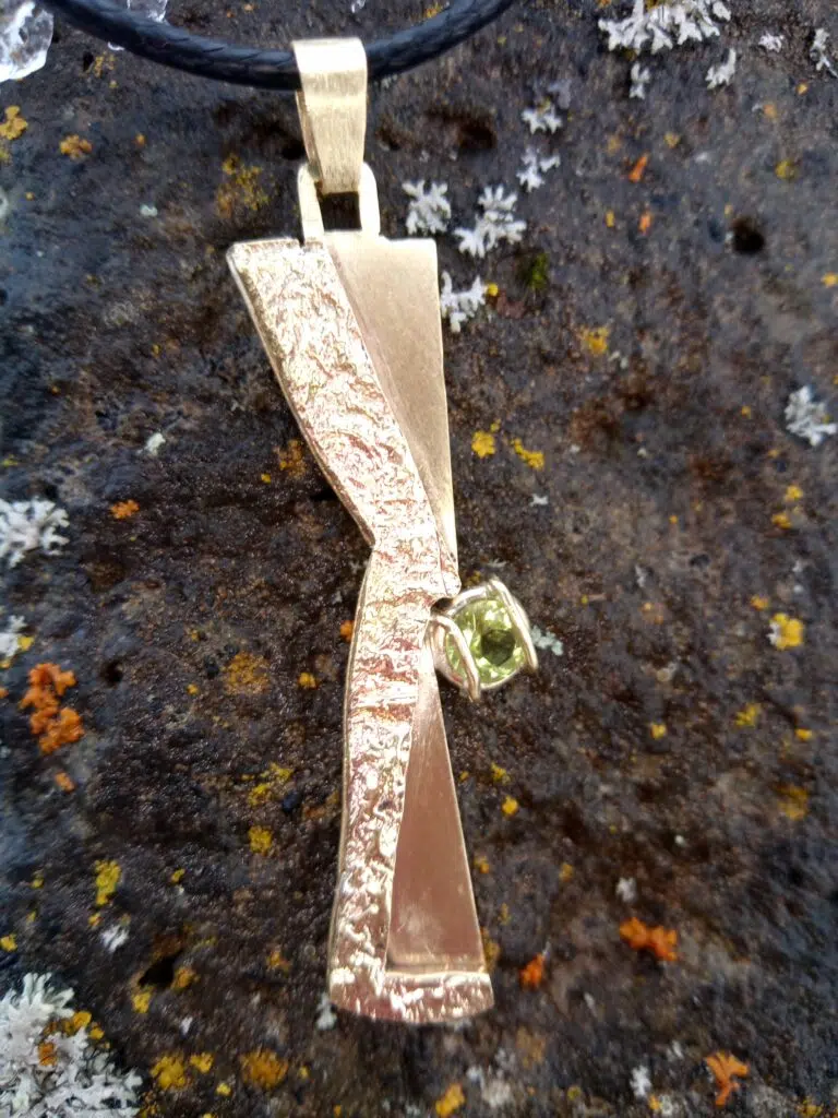 pharaon, pendentif laiton texturé et péridot, création bijou contemporain, original et unique par Sandrine Toupart
