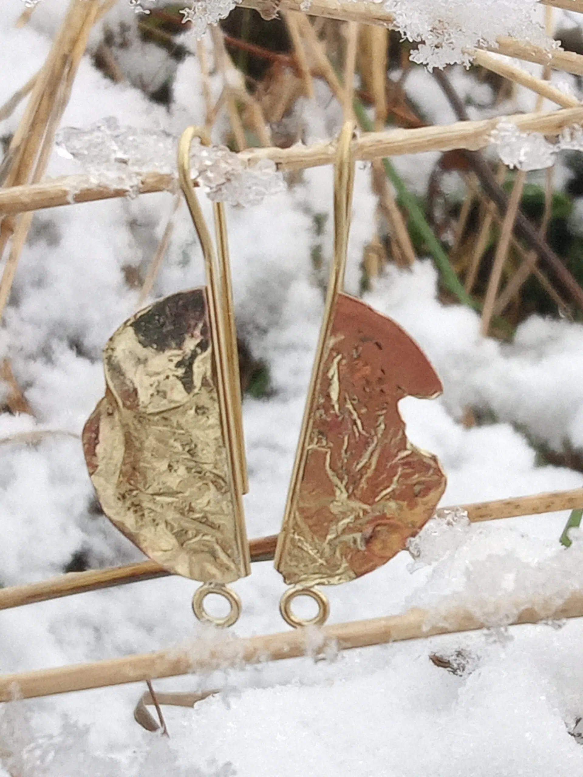 Phympho-sidéral, pendentif bijou laiton, péridot en spirale, création originale, art contemporain, Sandrine Toupart
