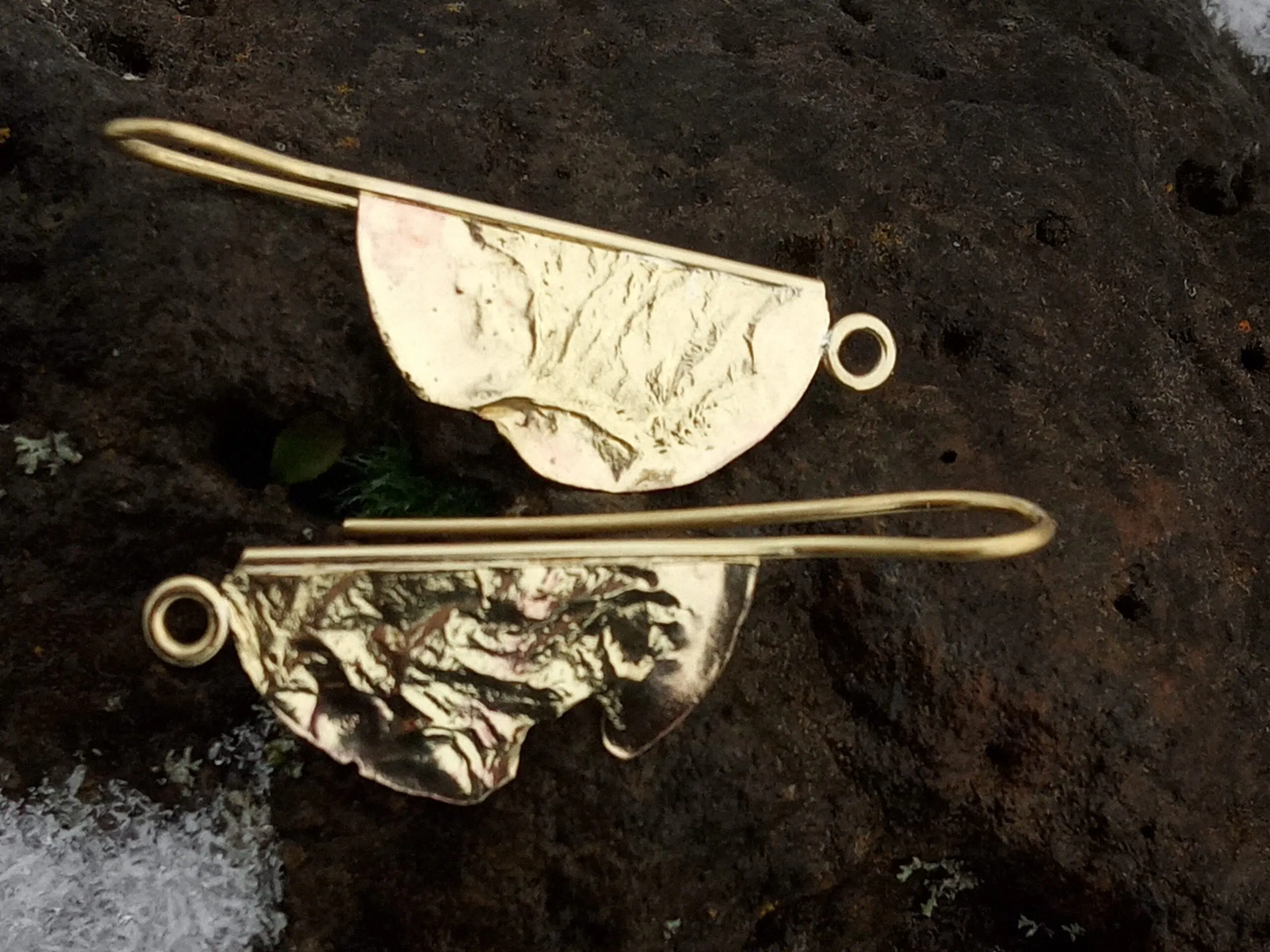 Phympho-sidéral, pendentif bijou laiton, péridot en spirale, création originale, art contemporain, Sandrine Toupart