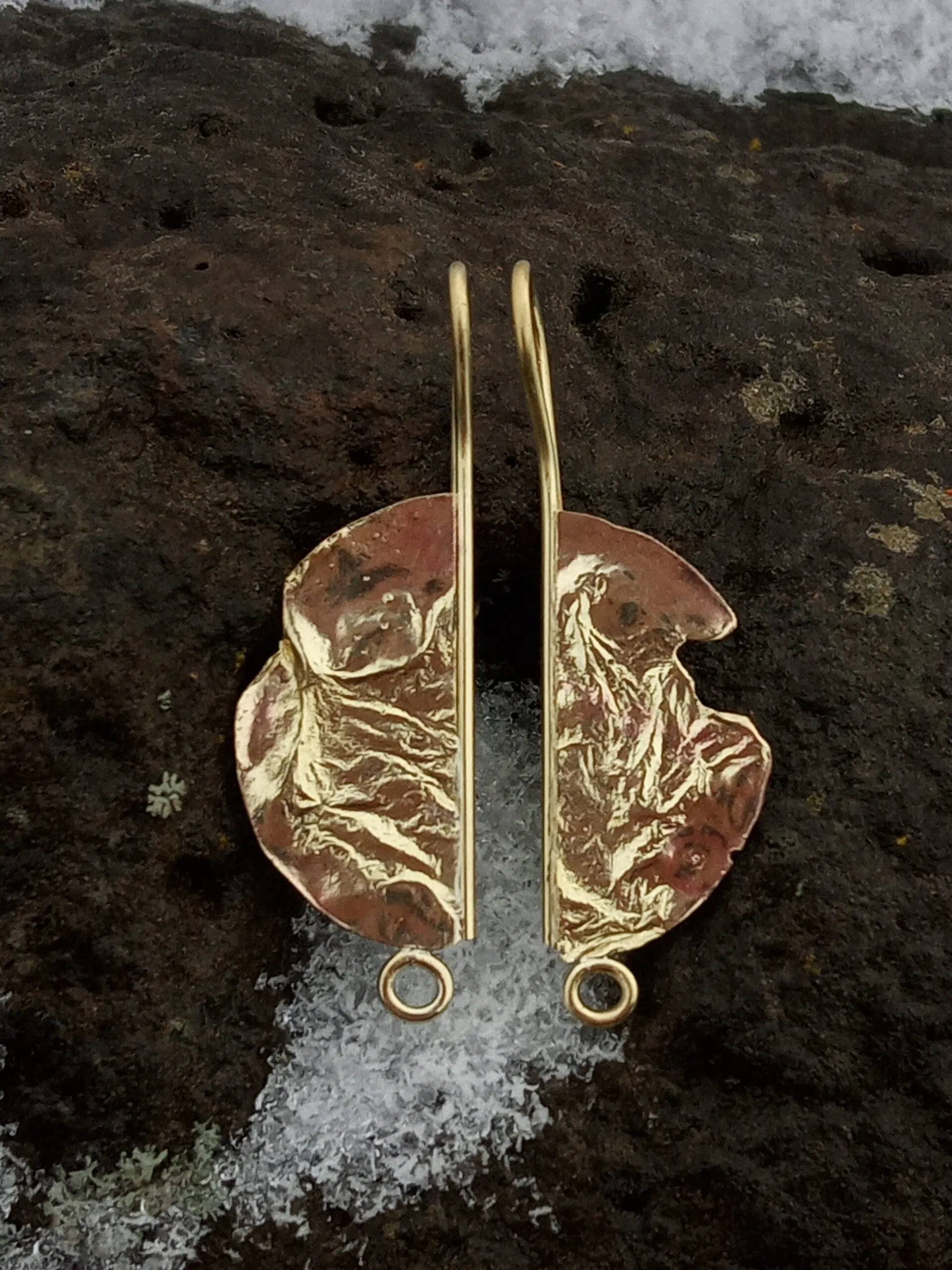 Phympho-sidéral, pendentif bijou laiton, péridot en spirale, création originale, art contemporain, Sandrine Toupart