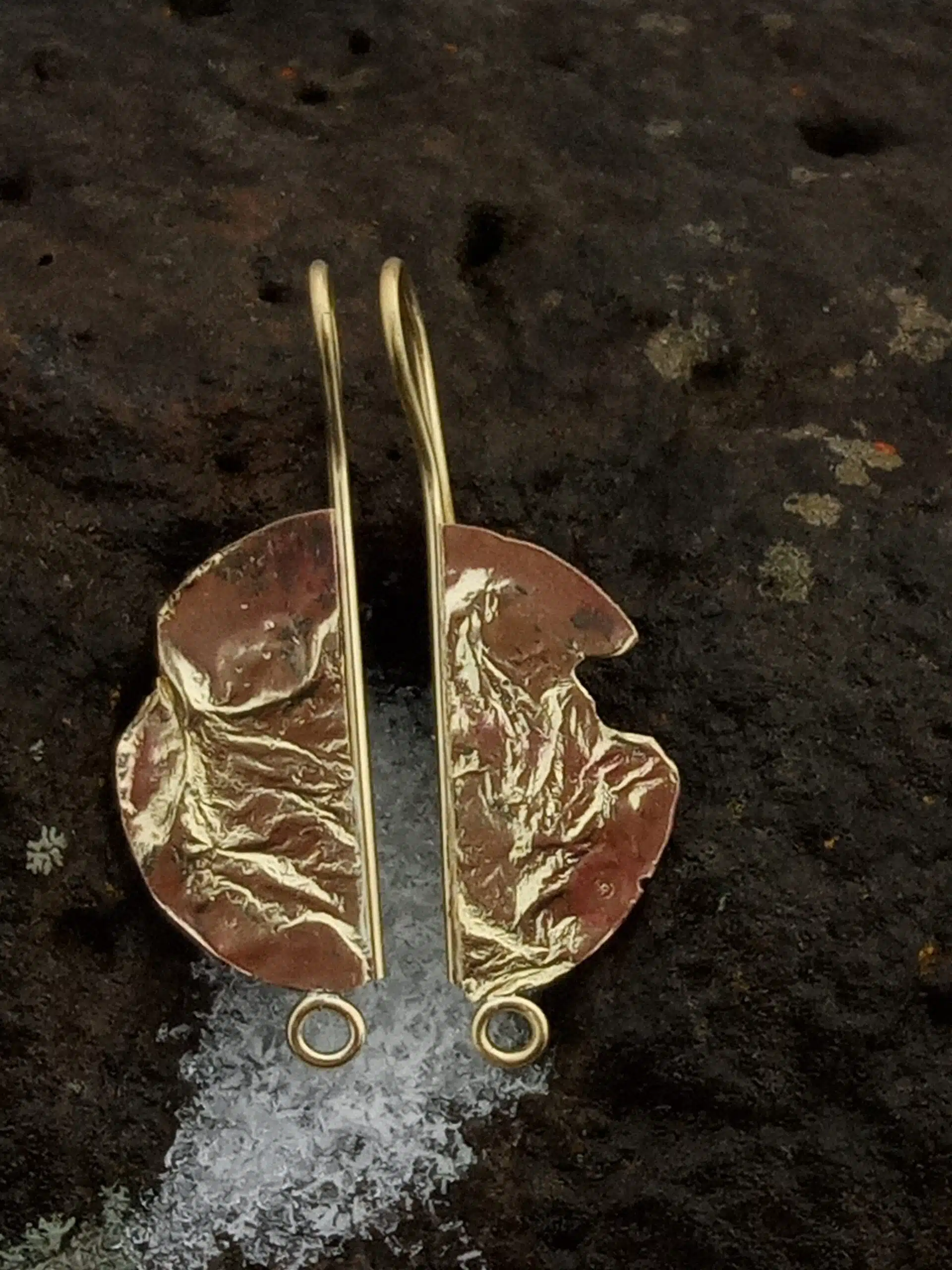 Phympho-sidéral, pendentif bijou laiton, péridot en spirale, création originale, art contemporain, Sandrine Toupart