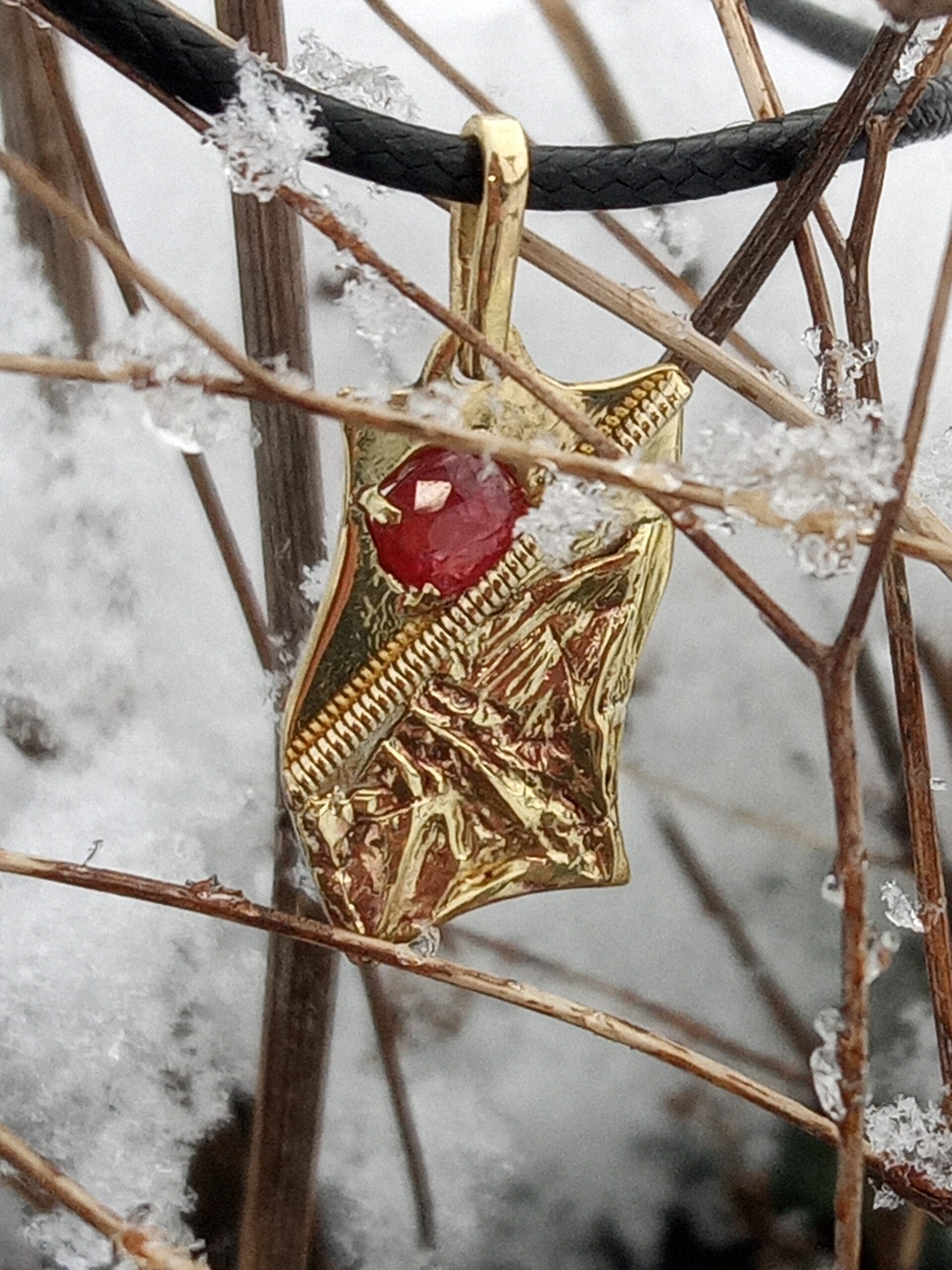Phympho-sidéral, pendentif bijou laiton, péridot en spirale, création originale, art contemporain, Sandrine Toupart