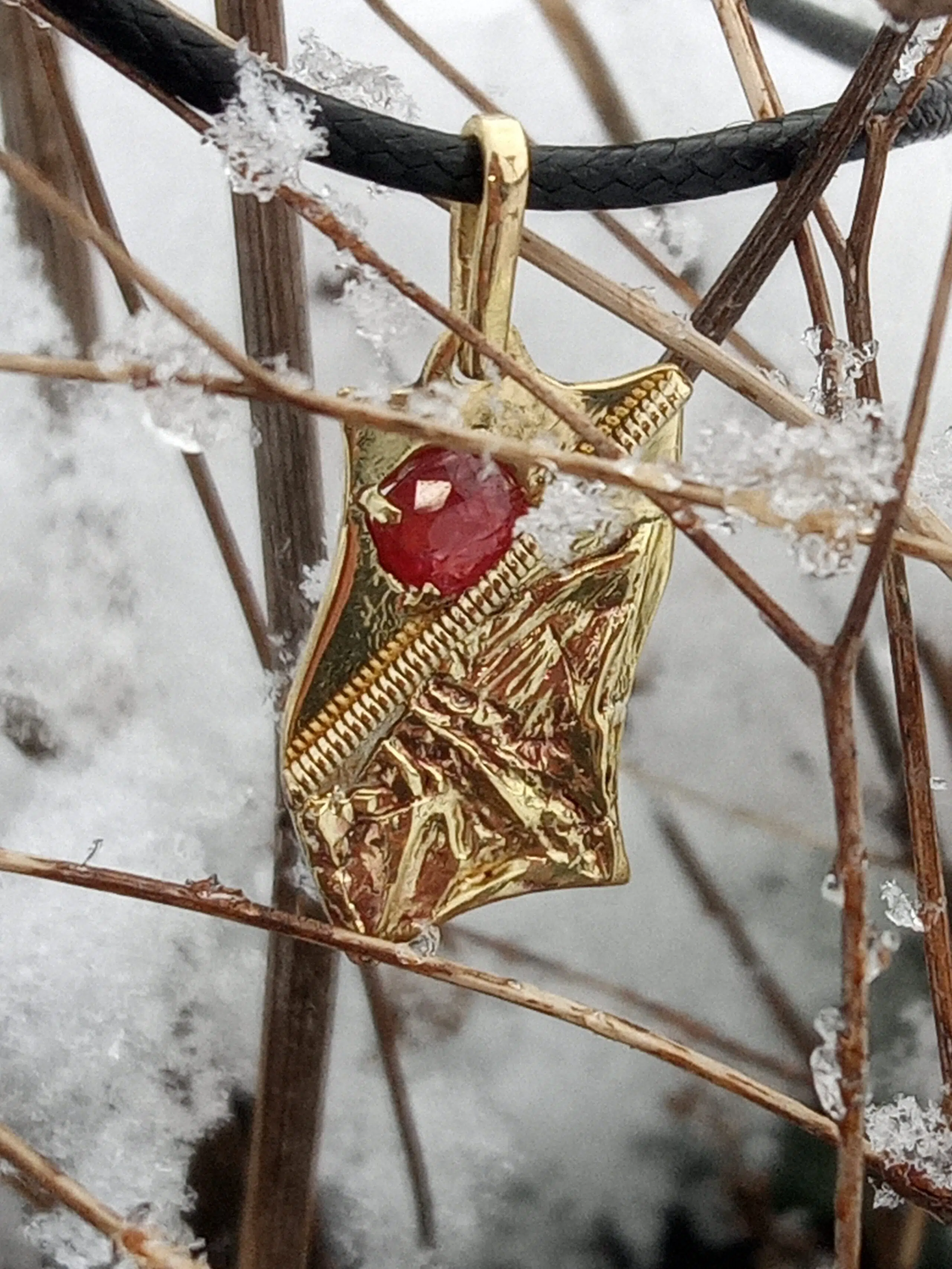Phympho-sidéral, pendentif bijou laiton, péridot en spirale, création originale, art contemporain, Sandrine Toupart
