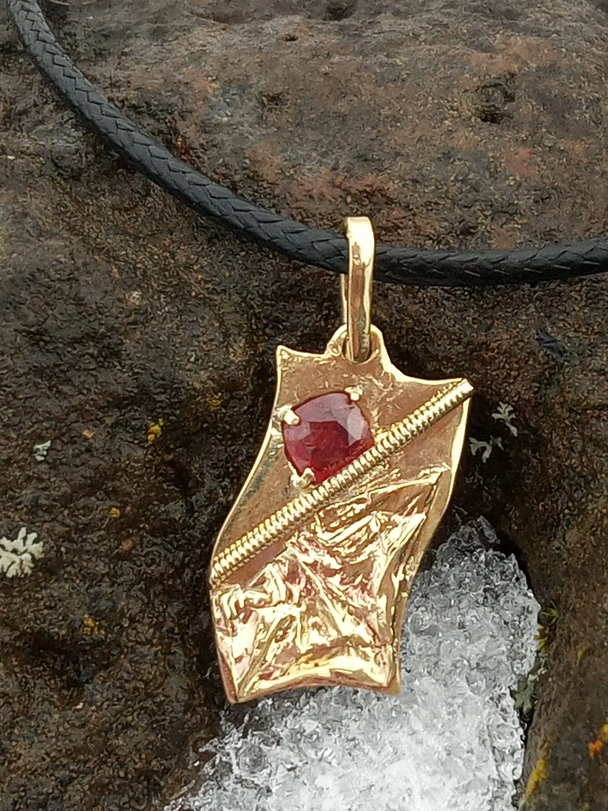 Phympho-sidéral, pendentif bijou laiton, péridot en spirale, création originale, art contemporain, Sandrine Toupart