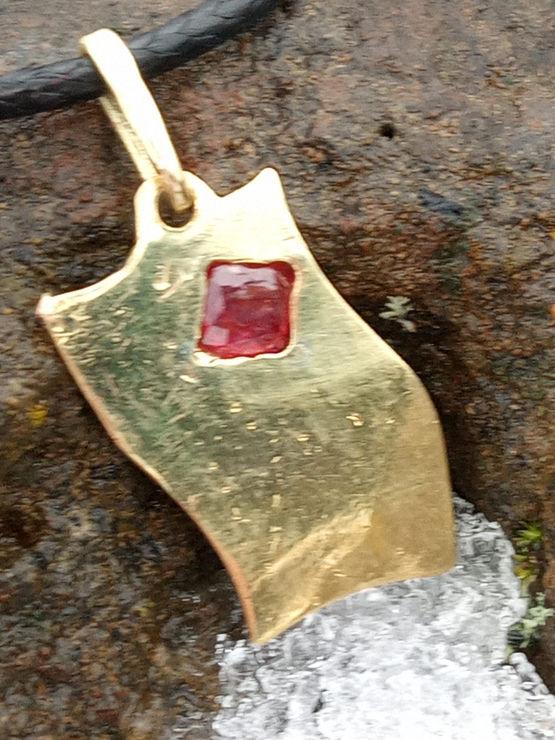 Phympho-sidéral, pendentif bijou laiton, péridot en spirale, création originale, art contemporain, Sandrine Toupart